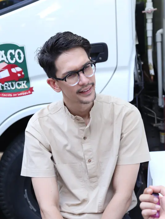 Pria yang juga berstatus sebagai mahasiswa jurusan Marketing Business di Universitas Bina Nusantara International ini sedang dalam libur kuliah sehingga dapat fokus kerja dan buka usaha. (Galih W. Satria/Bintang.com)