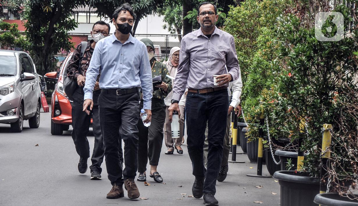 Direktur Lokataru Haris Azhar (kanan) didampingi kuasa hukum saat tiba di Polda Metro Jaya, Jakarta, Senin (21/3/2022). Haris Azhar diperiksa dalam kasus dugaan fitnah dan pencemaran nama baik terhadap Menko Bidang Kemaritiman dan Investasi Luhut Binsar Pandjaitan. (merdeka.com/Iqbal S. Nugroho)