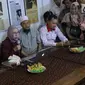 Aktivis Ratna Sarumpaet menyampaikan keterangan kasus penganiayaan yang dialaminya, Jakarta, Rabu (3/10). Ratna mengakui tidak ada penganiayaan yang diterimanya seperti kabar yang berkembang beberapa waktu terakhir. (Liputan6.com/Immanuel Antonius)