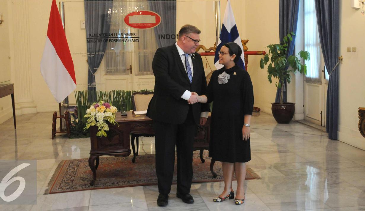 Menlu RI, Retno Marsudi (kanan)bersalaman dengan Menlu Finlandia, Timo Soini jelang mengadakan pertemuan di Jakarta, Senin (2/11/2015). Pertemuan membahas rencana kedatangan Presiden Finlandia ke Indonesia. (Liputan6.com/Helmi Fithriansyah)