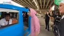 Perempuan dua orang anak itu tampil kece naik angkot. Perempuan biasa disapa Gigi itu mengenakan hoodie warna pink dengan celana legging warna hitam. Ia juga terlihat memakai sandal crocs berwarna hijau. [Youtube/Rans Entertainment]