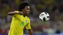 Gelandang Brasil, Willian berusaha mengontrol bola saat bertanding pada grup E Piala Dunia 2018 di Stadion Spartak di Moskow, Rusia (27/6). Brasil menang 2-0 atas Serbia dan melaju ke babak 16 besar. (AP Photo/Andre Penner)