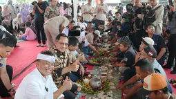 Nikmati Nasi Liwet, Mendagri Ngariung Bareng Sopir Truk Genteng di Purwakarta
