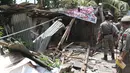 Petugas Satpol PP merobohkan bangunan liar di Jalan Desa Semanan, Kalideres, Jakarta Barat, Senin (9/4). Penertiban dilakukan karena bangunan liar tersebut berdiri di atas tanah saluran air. (Liputan6.com/Arya Manggala)
