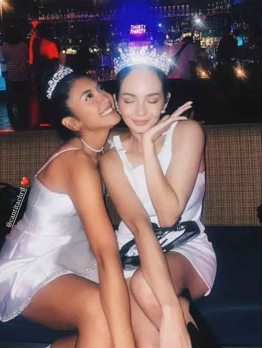 Ketiganya tampil kompak ber-cosplay ala Mia Thermopolis, karakter yang diperankan oleh Anne Hathaway dalam film ikonik The Princess Diaries. Meskipun mengusung karakter yang sama, masing-masing tampil dengan gaya khas mereka.  [@enzystoria].