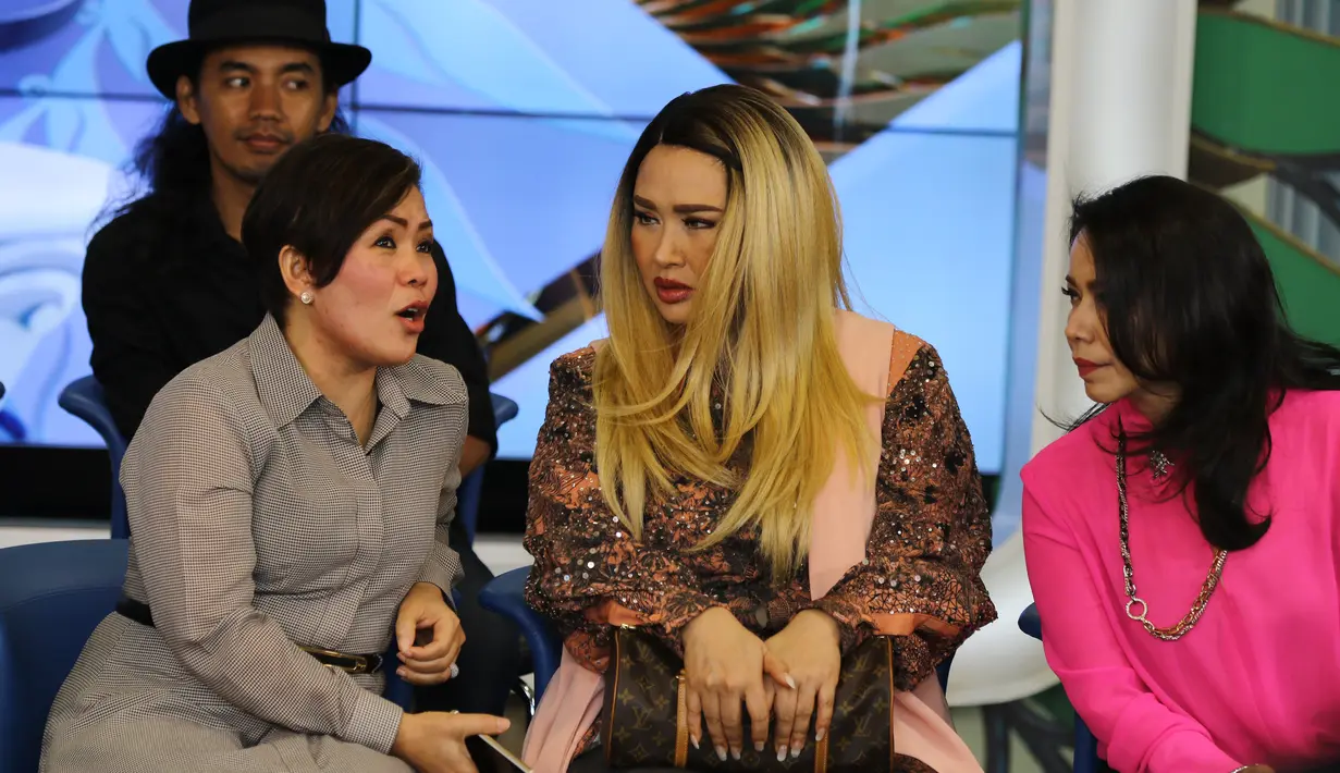 Direktur SCM, Harsiwi Achmad (kiri) berbincang dengan Titi DJ (tengah) saat jumpa pres Konser Raya 22 Tahun Indosiar bertabur bintang di SCTV TOWER, Jakarta, Selasa (20/12). (Liputan6.com/Herman Zakharia)