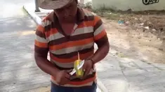 Pedagang mangga ini memotong mangga dengan cara yang unik dan keren.