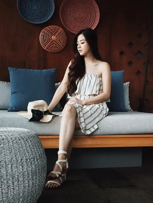 Ketika sedang berlibur, pemilik nama lengkap Efranda Stefanus ini tampil dengan busana simpel. Franda tampil cantik dengan dress sabrina berwarna putih motif garis. Tak lupa, ia melengkapi penampilannya dengan memakai topi pantai. (Liputan6.com/IG/frandaaa87)