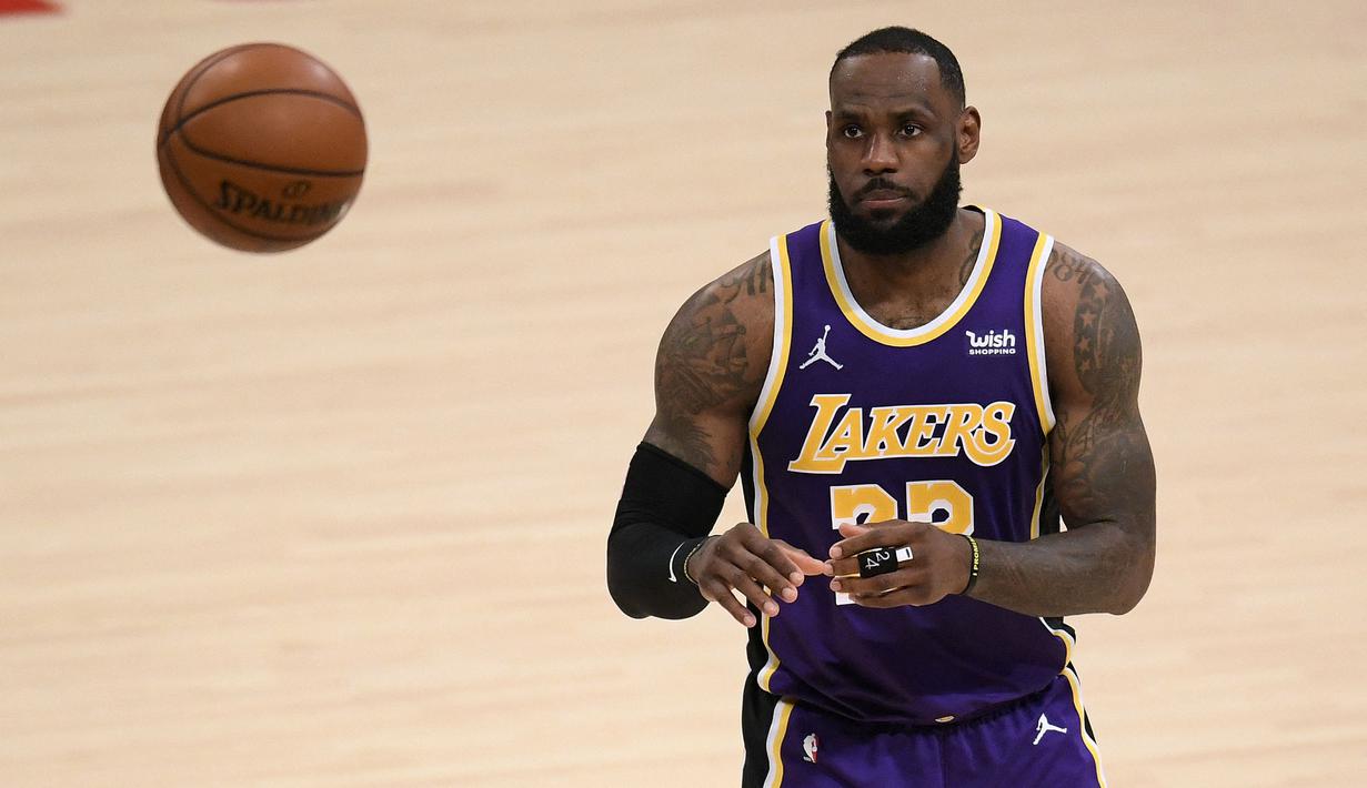 LeBron James memulai kariernya di NBA bersama Cleveland Cavaliers pada tahun 2003. Ia bermain di Lakers saat ini dan masih menunjukkan performa gemilangnya walapun di umur 36 tahun, terbukti dari gelar juara NBA pada 2020 lalu. (Getty Images via AFP/Harry How)