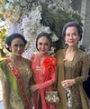 Sederet figur publik bernama turut menghadiri acara pernikahan anak mantan Menteri Kelautan dan Perikanan RI, Susi Pudjiastuti yang digelar secara meriah. [@krisdayantilemos/@yunishara36].