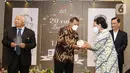 Pembina Yayasan Del Devi Pandjaitan disaksikan memberi cenderamata kepada Staf Ahli Yayasan Del, Partumpuan Naiborhu dan Ketua Pengurus Yayasan Del lama, Patuan P. Simatupang pada acara penutupan HUT ke-20 Yayasan Del di Jakarta (30/11/2021). (Liputan6.com/Fery Pradolo)