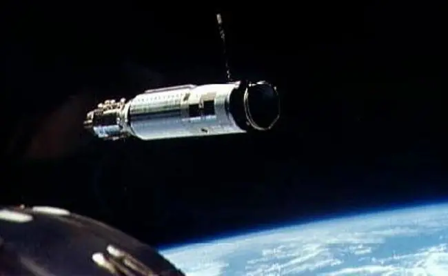 Misi Gemini 8 untuk menguji coba jalan-jalan di luar wahana angkas. (Sumber NASA)