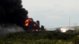 Kobaran api dan kepulan asap tebal membumbung tinggi di Puerto Sandino, Leon, Nikaragua, (18/8). Tidak ada laporan korban jiwa dalam insiden meledaknya tangki bahan bakar berkapasitas 144.000 barel tersebut. (REUTERS/ Oswaldo Rivas)