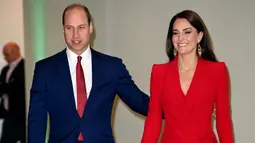 Pangeran Inggris William (kiri) dan Putri Wales Kate Middleton menghadiri acara The Royal Foundation Centre for Early Childhood di BAFTA, London, Inggris, 30 Januari 2023. Putri Wales baru-baru ini terlihat mengenakan busana monokrom serba merah saat menjadi tuan rumah untuk The Royal Foundation Centre for Early Childhood. (Eddie Mulholland/Pool Photo via AP)