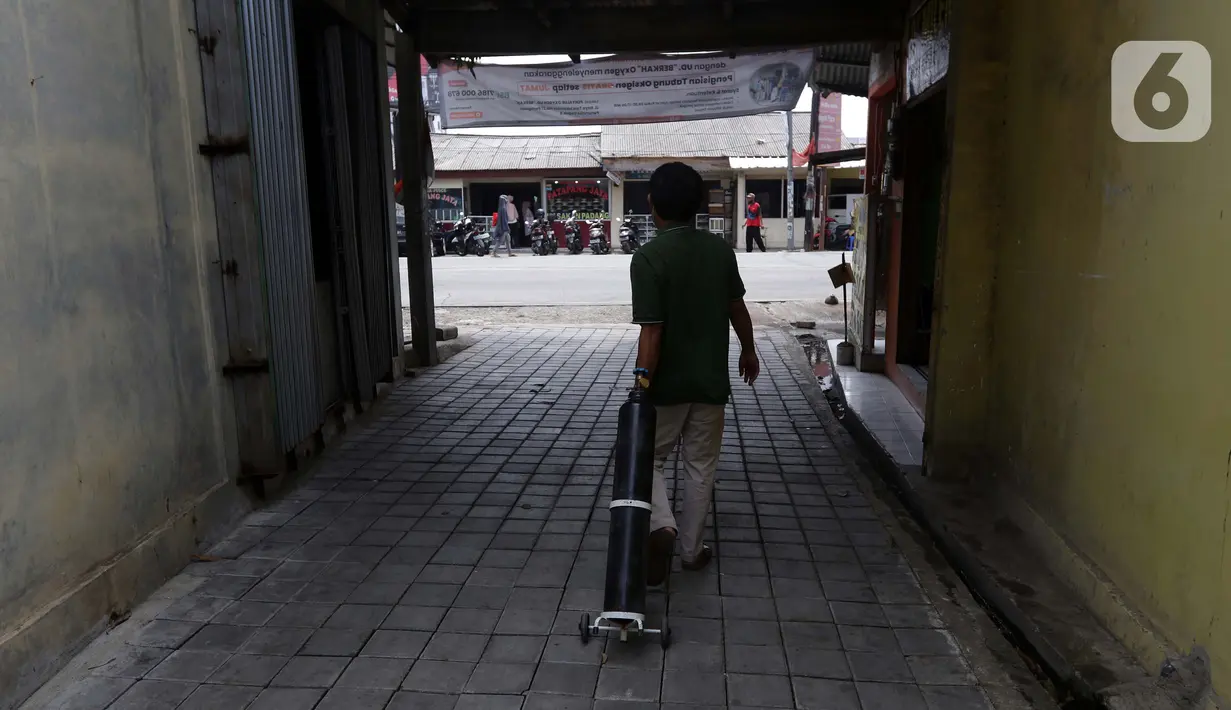 Warga usai pengisian ulang tabung oksigen di UD Berkah Oksigen, Kota Depok, Jawa Barat, Jumat (6/8/2021). Yayasan Khadimul Ummah Madani bekerjasama dengan UD Berkah Oksigen menyelenggarakan isi ulang tabung oksigen gratis setiap Jumat pukul 08.00-17.00 WIB. (Liputan6.com/Helmi Fithriansyah)