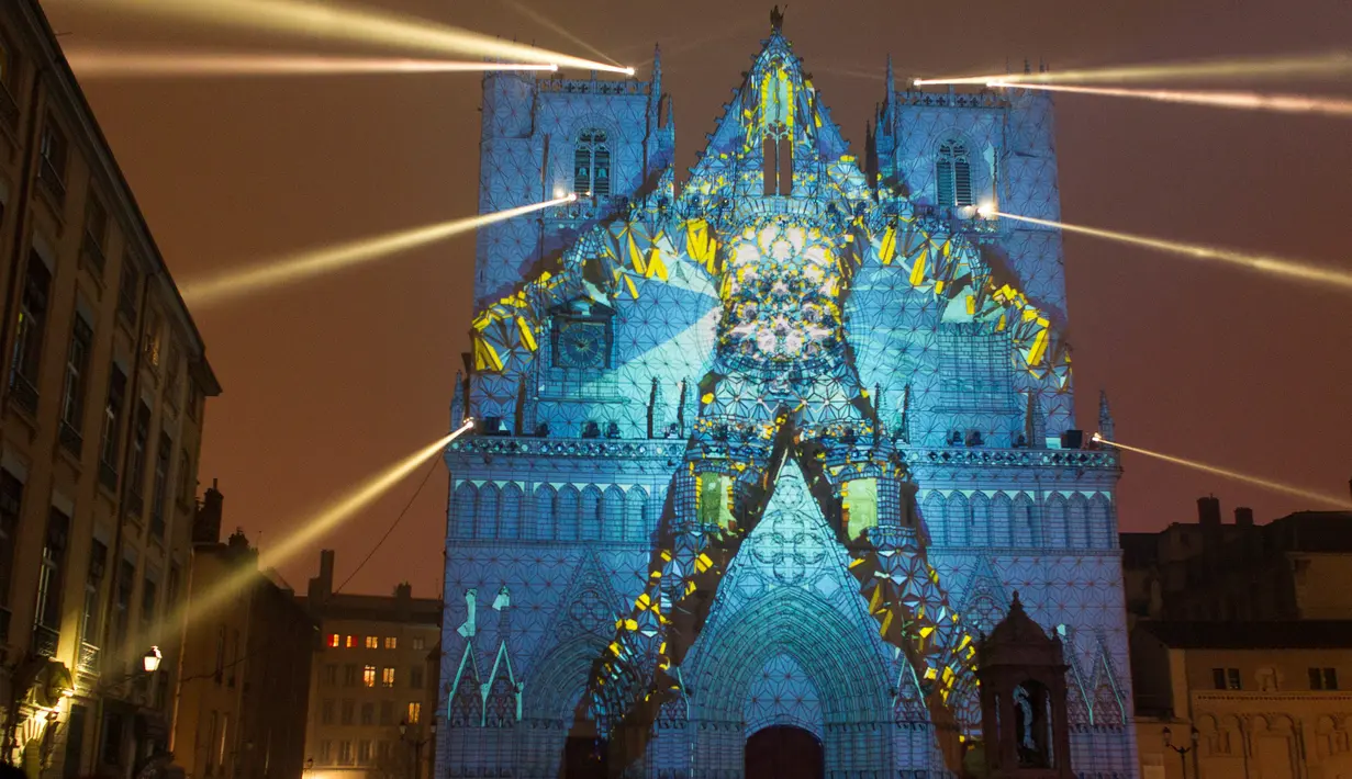 Pemandangan saat Gereja Katedral Saint-Jean dihiasi cahaya lampu bertema Evolutions untuk persiapan Festival of Lights (Fete des Lumieres) di pusat Kota Lyon, Prancis (7/12). Lampu tersebut merupakan karya seniman Yann Nguema. (Reuters/Emmanuel Foudrot)