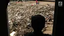 Sampah yang didominasi potongan bambu dan botol plastik menumpuk di Pintu Air Manggarai, Jakarta, Jumat (26/4). Sampah ini terbawa arus sungai Ciliwung akibat curah hujan yang tinggi di kawasan Bogor dan sekitarnya, Kamis (25/4). (Liputan6.com/Helmi Fithriansyah)