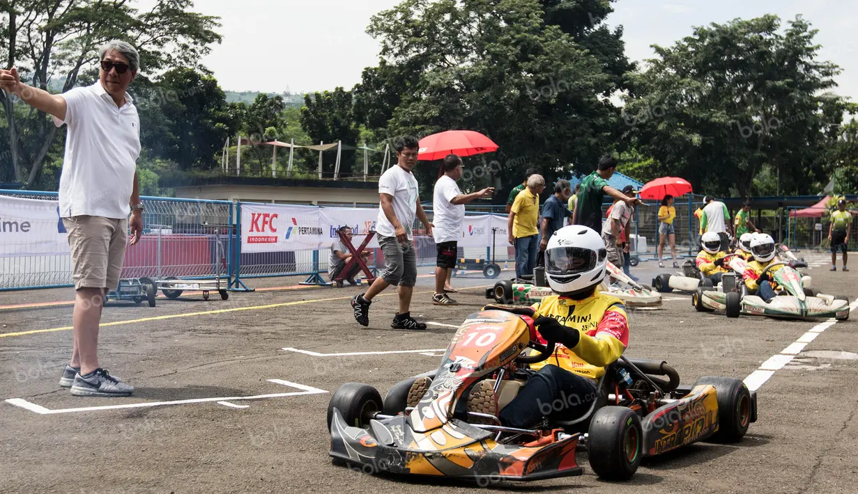 Para awak media mulai bersiap untuk balap gokar di Sirkuit Sentul, Bogor, Sabtu (9/4/2016). Acara ini merupakan rangkaian media gathering dari tim Jagonya Ayam. (Bola.com/Vitalis Yogi Trisna)