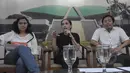 Rieke Diah Pitaloka (tengah), Anggota Komisi IX DPR yang pernah memerankan tokoh 'Oneng' melakukan konferensi pers terkait laporan maraknya pasien gangguan jiwa yang mengamuk, Jakarta, Rabu (11/3/2015).(Liputan6.com/Herman Zakharia)