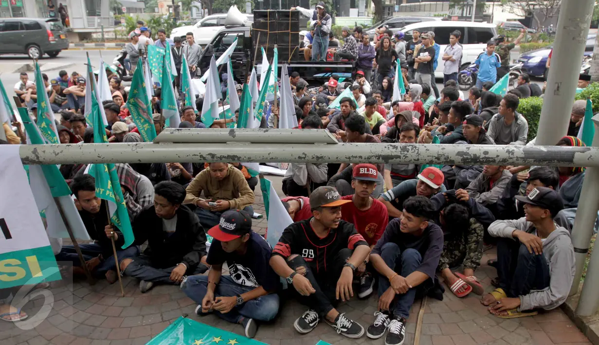 Massa dari Front Pemuda Anti Korupsi membawa bendara saat berunjuk rasa di depan Gedung KPK, Jakarta, Selasa (7/7/2015). Dalam aksinya mereka menuntut KPK mengusut korupsi yang terjadi di Kota Bekasi. (Liputan6.com/Helmi Afandi)