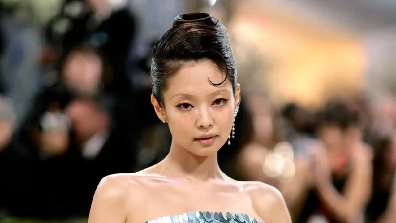 Throwback ke Era 90-an, Jennie BLACKPINK Tampil Berani dengan Alis Super Tipis di Met Gala 2026