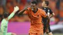 Denzel Dumfries. Bek Belanda berusia 31 tahun ini telah mencetak 2 gol dalam tiga laga di fase grup. Jumlah golnya mengungguli striker andalan Memphis Depay. Bersama PSV Endhoven dirinya juga sukses mencetak gol musim lalu. (Foto: AP/Pool/John Thys)