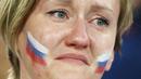 Seorang suporter menangis usai Rusia kalah dari Kroasia pada laga perempat final Piala Dunia di Stadion Olimpiade Fisht, Sabtu (7/7/2018). Rusia kalah adu penalti dengan skor 3-4 dari Kroasia. (AP/Darko Bandic)