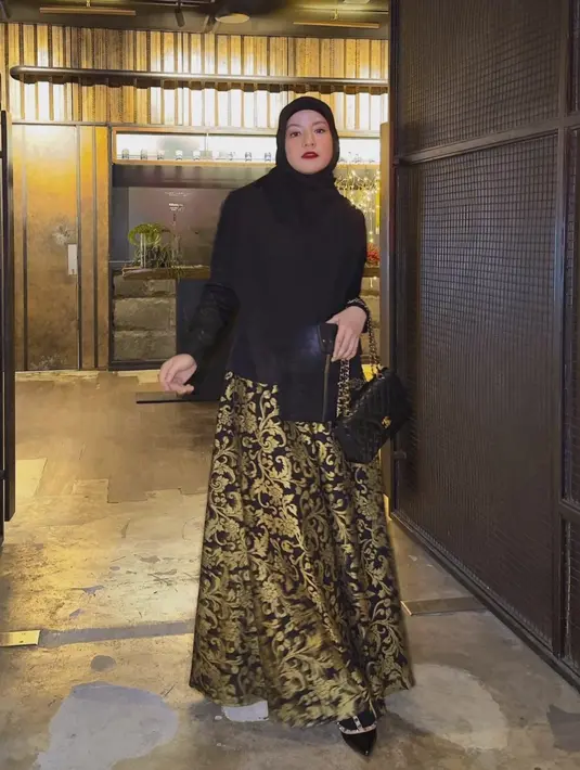 Natasha Rizky terlihat anggun dalam balutan dress berwarna hitam yang dipadukan dengan corak batik karya desainer Fadlan.