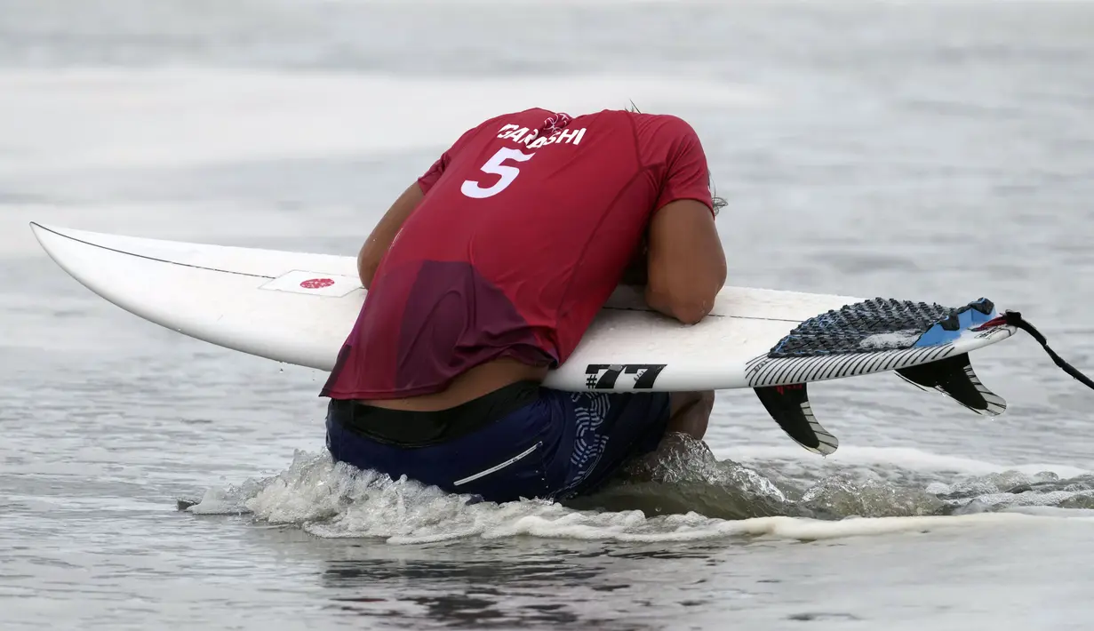 Reaksi Kanoa Igarashi dari Jepang setelah kalah dalam perebutan medali emas selama kompetisi selancar putra Olimpiade Tokyo 2020, pada 27 Juli 2021, di pantai Tsurigasaki di Ichinomiya, Jepang. (AP PHOTO/Francisco Seco)