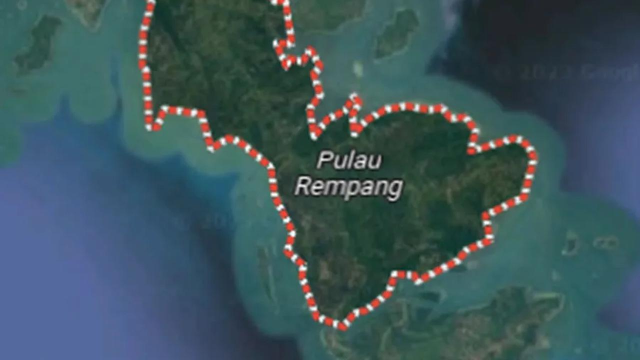 "Saya sebagai anak kampung terenyuh juga, baru tahu jadi enggak ada sertifikat, enggak ada HGB (Hak Guna Bangunan) dari semua kampung," kata Bahlil.