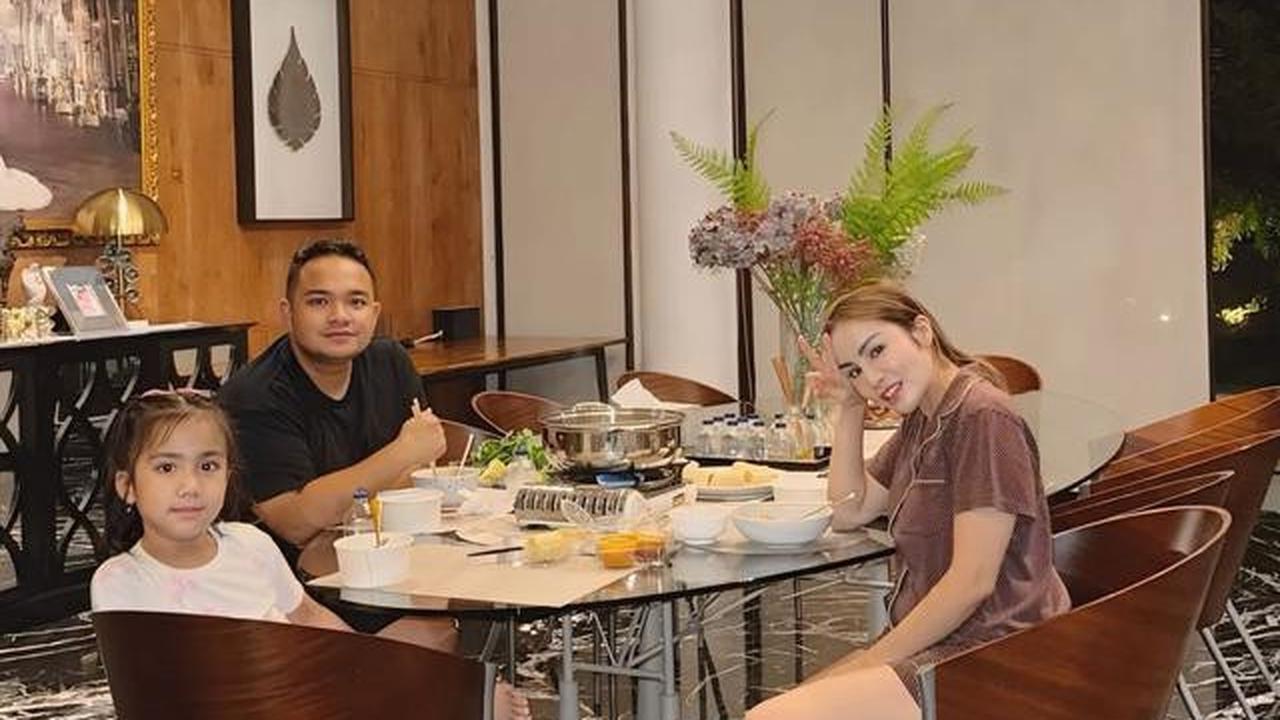 5 Potret Ruang Makan Rumah Momo Geisha yang Elegan, Rayakan Anniversary ke-9