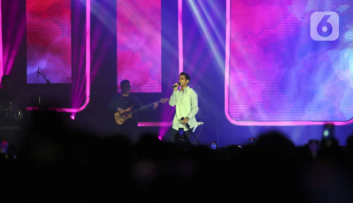 Solois Afgan tampil pada hari kedua BNI Java Jazz Festival 2022 di JIExpo Kemayoran, Jakarta Pusat, Sabtu (28/5/2022). Perhelatan musik BNI Java Jazz Festival 2022 digelar pada 27-29 Mei dengan menampilkan musisi-musisi dari dalam dan luar negeri. (Liputan6.com/Johan Tallo)