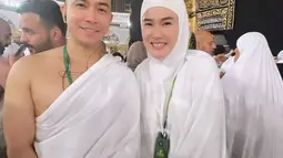 Menjadi seorang mualaf memang tidak mudah, berlajar agama dari awal memang banyak sekali lika-likunya. Tidak sedikit penggemar yang turut merasakan keadaan Stevi saat dikritik karena melepas hijab. Namun tidak sedikit yang mendoakannya agar ia selalu sabar dan bisa menjadi pribadi semakin baik. (Liputan6.com/IG/@steviagnecya)