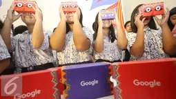 Anak-anak menikmati Google Cardboard saat peluncuran Art Camera dan Google Cardboard di Museum Nasional, Jakarta, Kamis (27/10). (Liputan6.com/Immanuel Antonius)