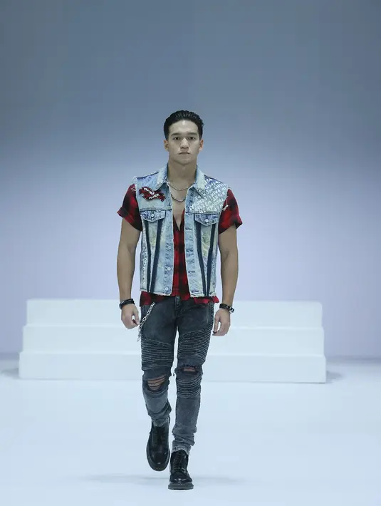 Kali ini, Bespoke Jeans Lab menampilkan gaya streetwear dengan sentuhan rock and roll. Terlihat dalam kombinasi vest jeans dan ripped jeans. (JFW).