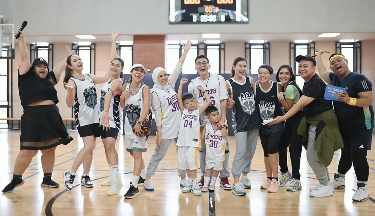 Meski dadakan basket, mereka sangat menikmatinya.[Instagram/nsyakieb85]