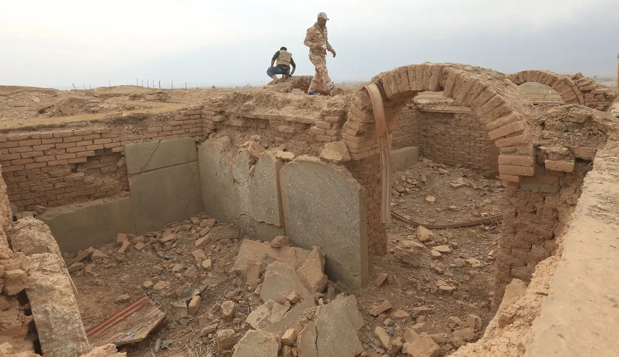 Anggota militer Irak berjalan di antara reruntuhan bangunan di situs kuno Nimrud. selatan Mosul, Irak, (16/11). Situs kuno yang berdiri kurang lebih 3.000 tahun lalu itu kini hancur oleh militan ISIS. (REUTERS/Ari Jalal)