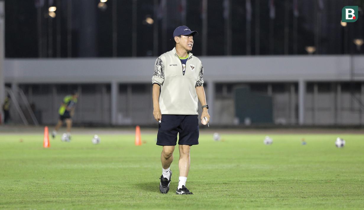 <p>Pelatih kepala Timnas Indonesia, Shin Tae-yong saat memimpin sesi latihan skuad Timnas Indonesia di Stadion Madya, Senayan, Jakarta, Minggu (8/9/2024) sore jelang menghadapi Australia pada kualifikasi Piala Dunia 2026, Selasa 10 September 2024. (Bola.com/Abdul Aziz)</p>