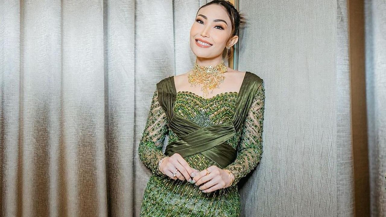 Ayu dewi kenakan kebaya hijau