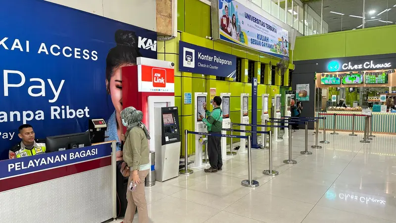 Suasana Stasiun Gambir Jakarta masih sepi dari penumpang yang mudik lebaran 2023, Minggu (9/4/2023).