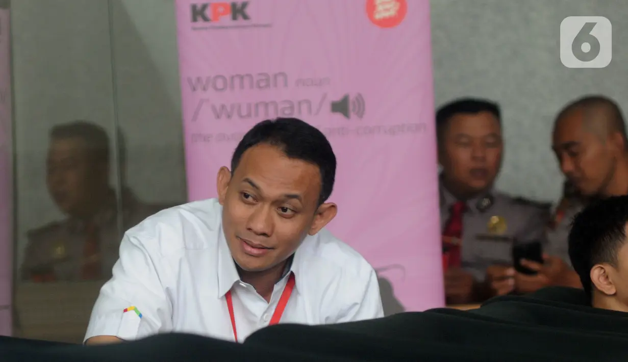 Direktur PT Angkasa Pura Propertindo (APP) Wisnu Raharjo menunggu untuk menjalani pemeriksaan di Gedung KPK, Jakarta, Senin (7/10/2019). Wisnu Raharjo diperiksa sebagai saksi kasus dugaan suap proyek pengadaan pekerjaan baggage handling system (BHS) di 6 bandara. (merdeka.com/Dwi Narwoko)