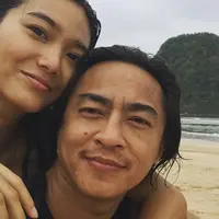 Jarang tampil, artis yang juga model Dominique Diyose mengaku tengah berbadan dua. Istri dari Ivan Handoyo itu tengah mengandung dalam usia lima bulan. (Instagram/dominiquediyose)