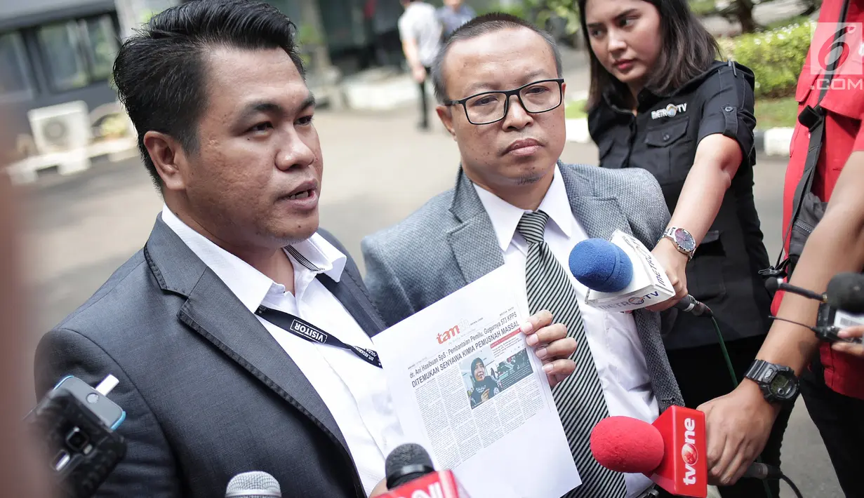 Pengacara dokter Roboah Khairani Hasibuan alias Ani, Amin Fahrudin dan Slamet Hasan memberikan keterangan di Ditreskimsus Polda Metro Jaya, Jumat (17/5/2019). Sedianya Ani Hasibuan diperiksa untuk dimintai keterangan sebagai saksi dugaan penyebaran ujaran kebencian. (Liputan6.com/Faizal Fanani)