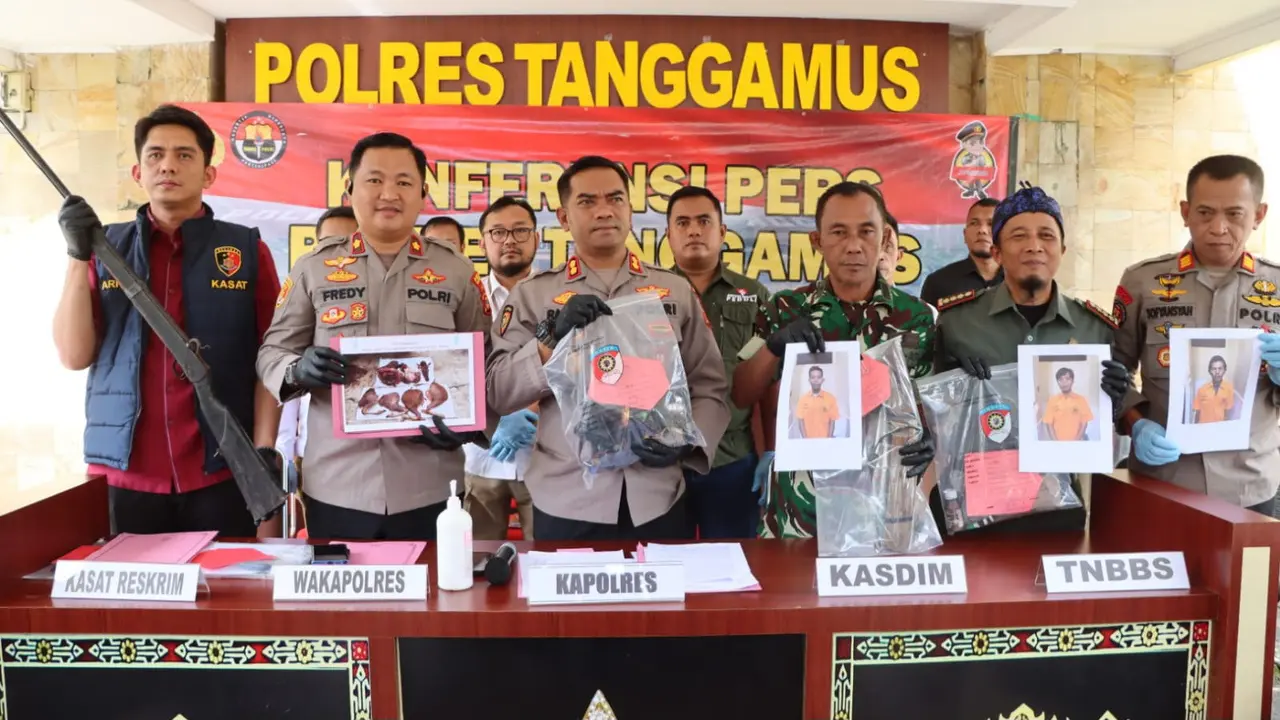 Polisi menangkap lima orang pemburu rusa sambar di wilayah Dusun Way Jambu, Pekon Tampang Tua, Lampung.