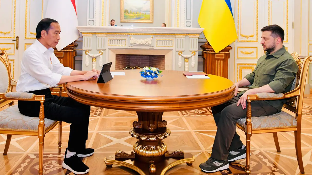 FOTO: Presiden Jokowi Disambut Presiden Zelenskyy di Istana Maryinsky