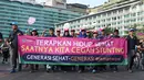 Peserta kampanye cegah stunting membawa spanduk saat berjalan di kawasan Bundaran Hotel Indonesia, Jakarta, Minggu (16/9). Peserta juga bakal memberikan penyuluhan tentang stunting ke masyarakat sekitar. (Liputan6.com/Helmi Fithriansyah)