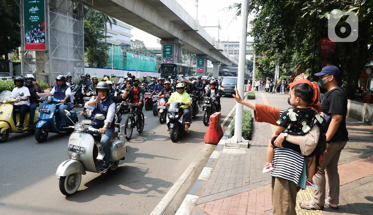Gubernur DKI Jakarta, Anies Baswedan, menaiki sepeda motor vespa menyapa warga saat melintas di Jalan Jenderal Sudirman, Jakarta Pusat, Minggu (16/10/2022). Sebelumnya, Anies Baswedan bersama Ahmad Riza Patria berpamitan sekaligus mengucapkan terima kasih kepada warga Jakarta di halaman Balai Kota DKI Jakarta. (Liputan6.com/Herman Zakharia)