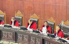 VIDEO: Bergetar, Arief Hidayat Ucap Sumpah Hakim Konstitusi Tutup Disenting Opinion di MK