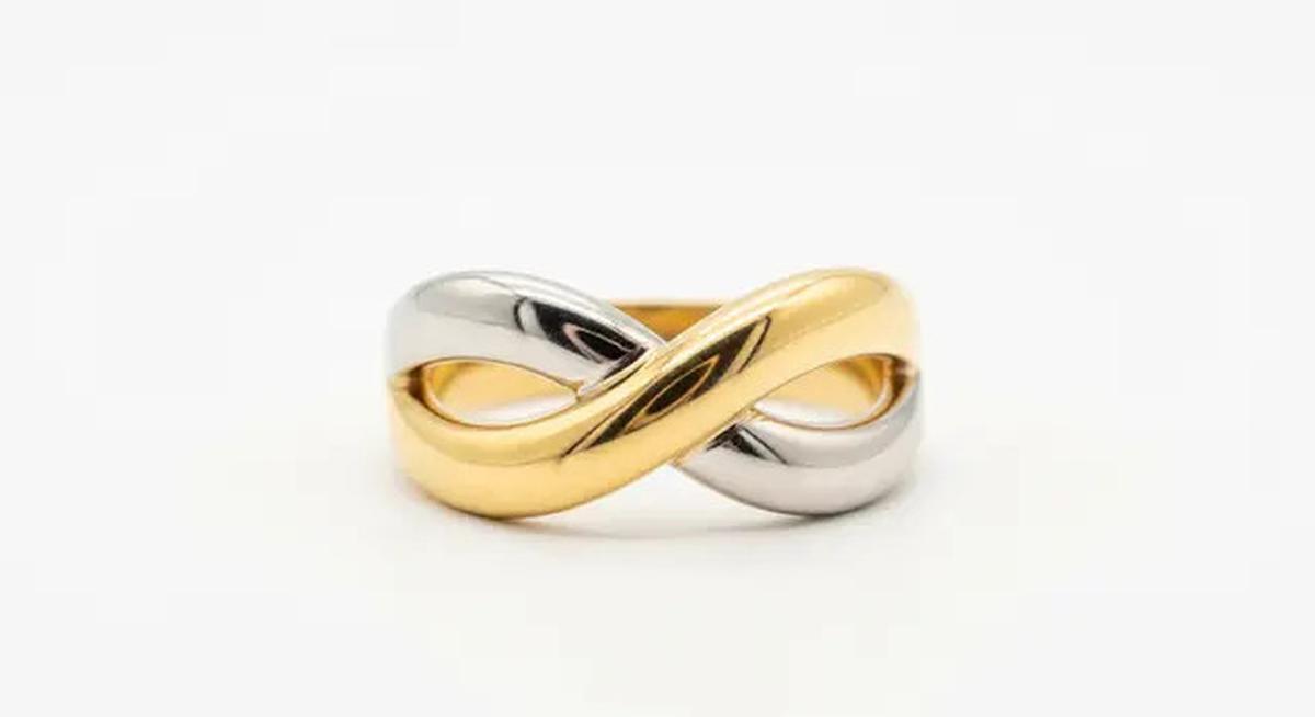 7 Model Cincin Emas Minimalis Dua Warna yang Tampak Mewah Meski Simpel, Kini Tren di 2026