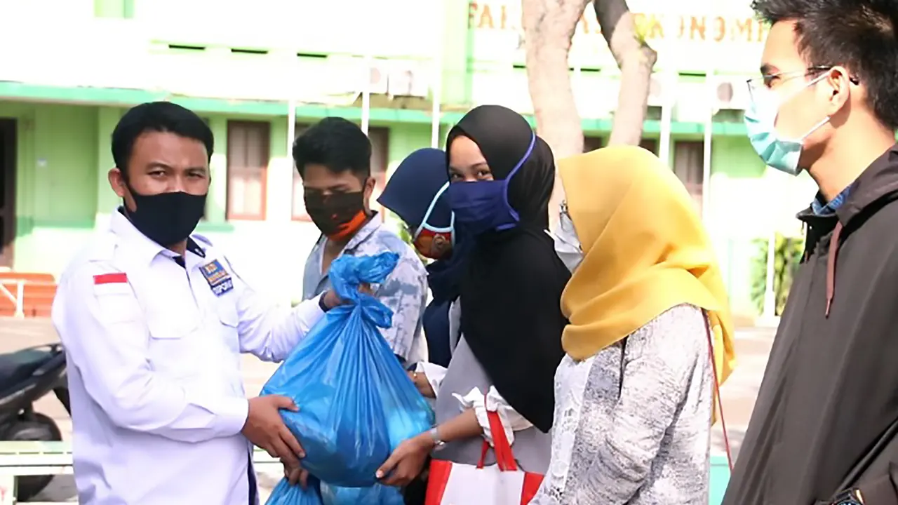 Bagikan sembako